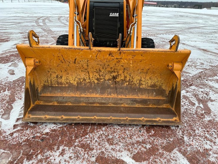 2011-case-570m-xt-image-31