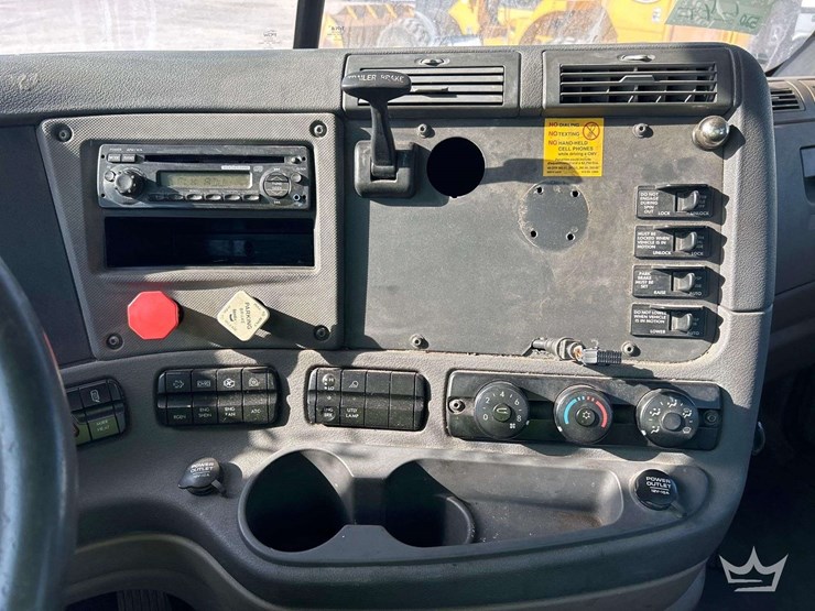 2013-freightliner-cascadia-125-image-18