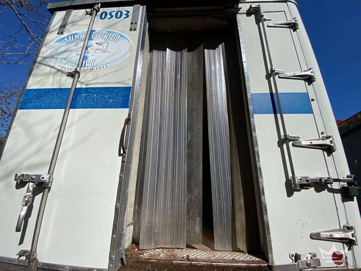 2005-freightliner-m2-106-image-15