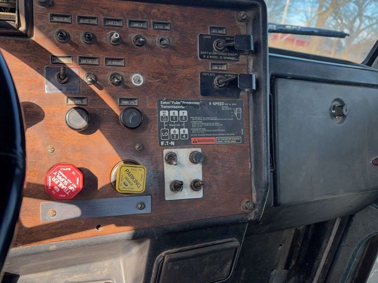 1990-peterbilt-377-image-16