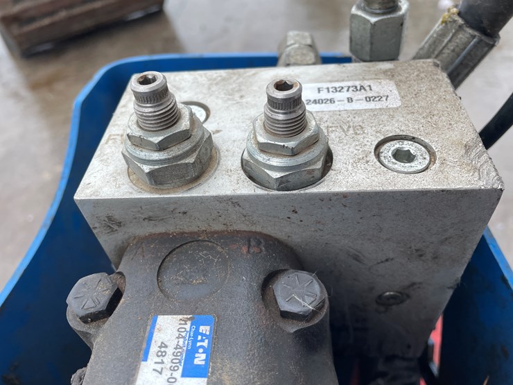 #164-•-cmp-hg-82-mini-excavator-rotating-clam-image-15