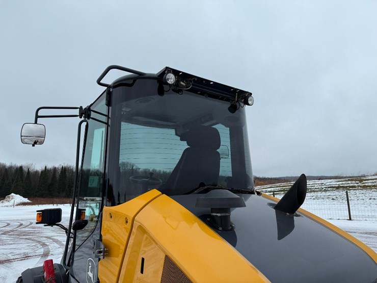 2019-deere-244l-image-23