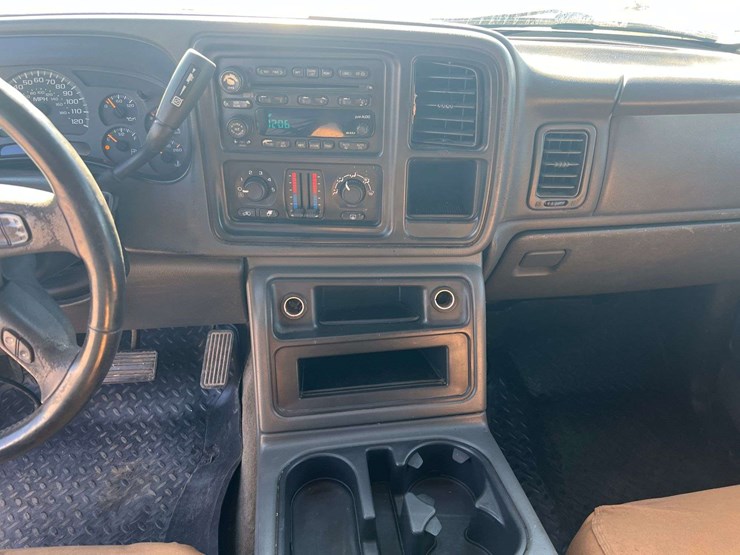 2004-gmc-2500-image-13