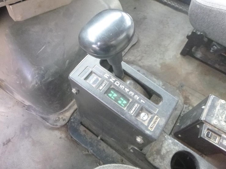 2008-sterling-lt9500-image-15