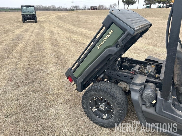 2021-john-deere-gator-image-28