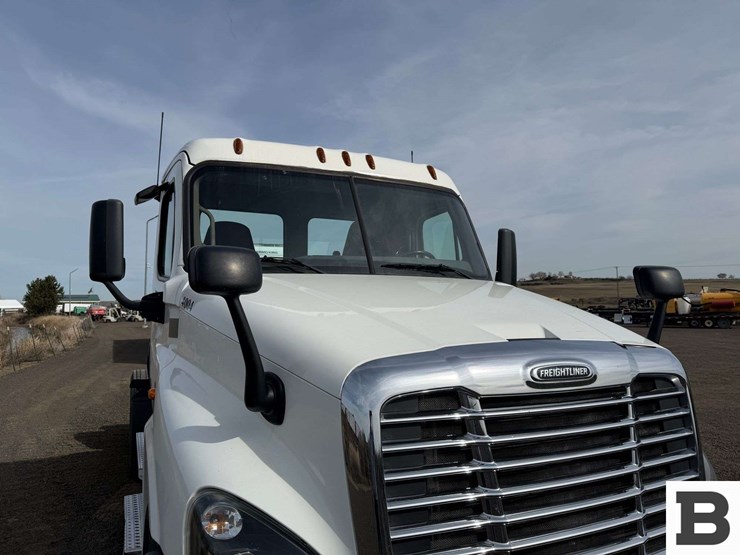 2017-freightliner-cascadia-125-image-8