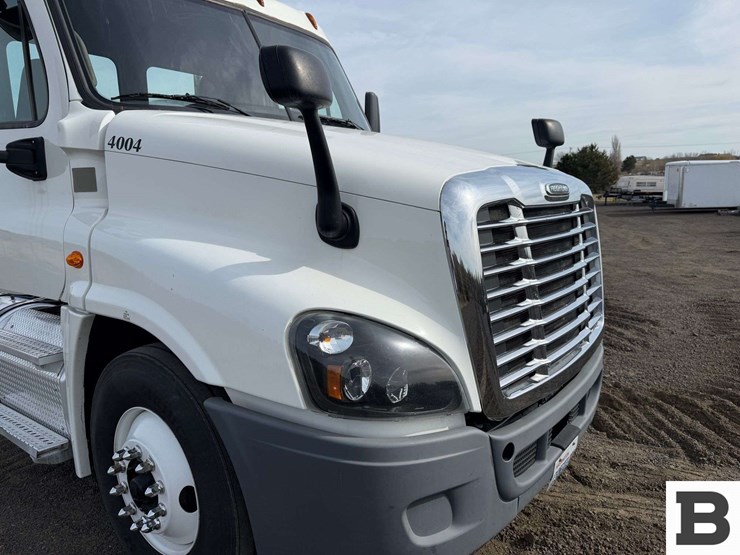 2017-freightliner-cascadia-125-image-38