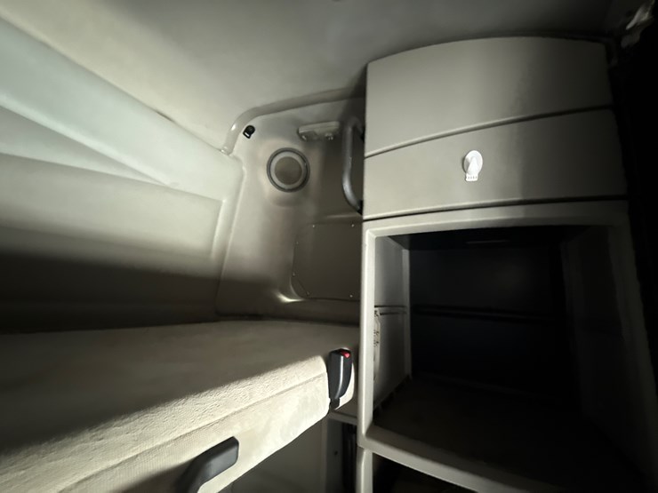 #30939-•-2012-volvo-vnl-tandem-axle-truck-tractor-image-38