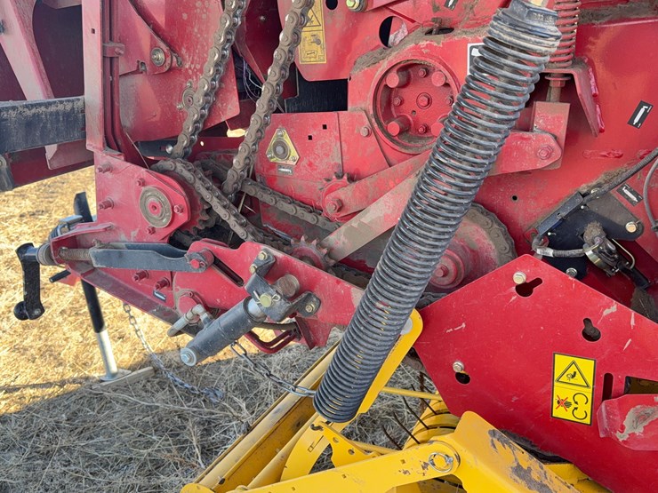 2020-new-holland-560-roll-belt-round-baler-image-23