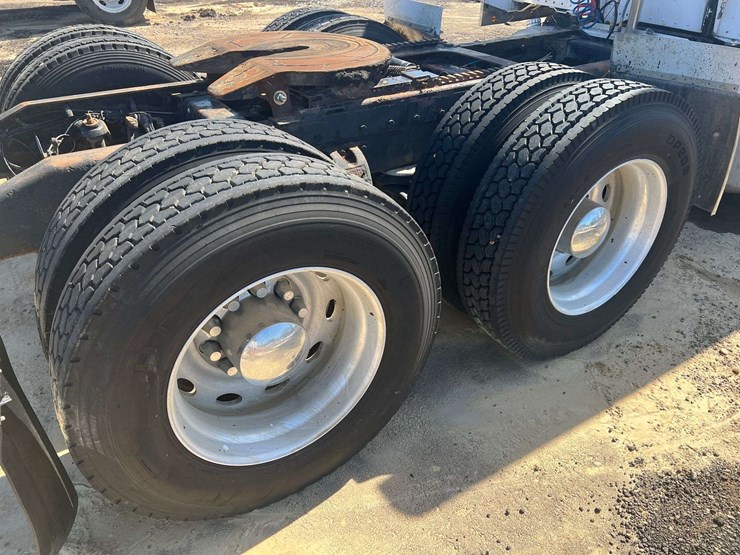 2000-peterbilt-379-image-11