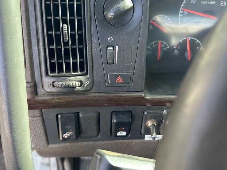 2017-volvo-vnl64-t/a-truck-tractor-image-18