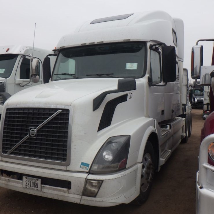2015 VOLVO VNL780