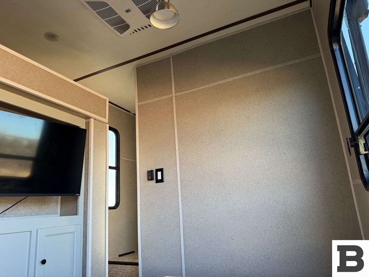 2018-keystone-sprinter-5th-wheel-trailer-image-37