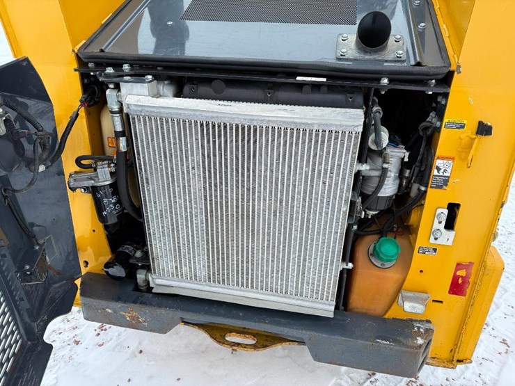 2018-deere-318g-image-24