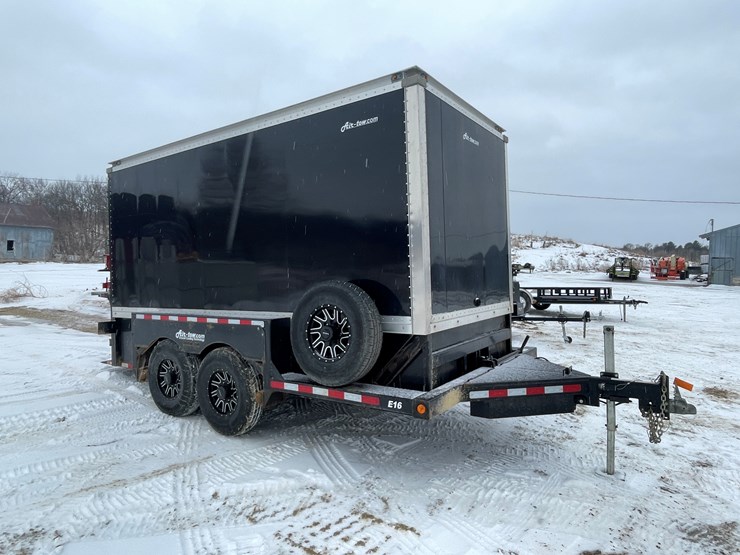 #135-•-2022-rock-line-products-air-tow-ground-loading-enclosed-trailer-(has-wi-title)-image-3