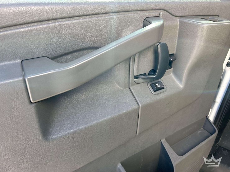 2017-chevrolet-express-3500-image-12