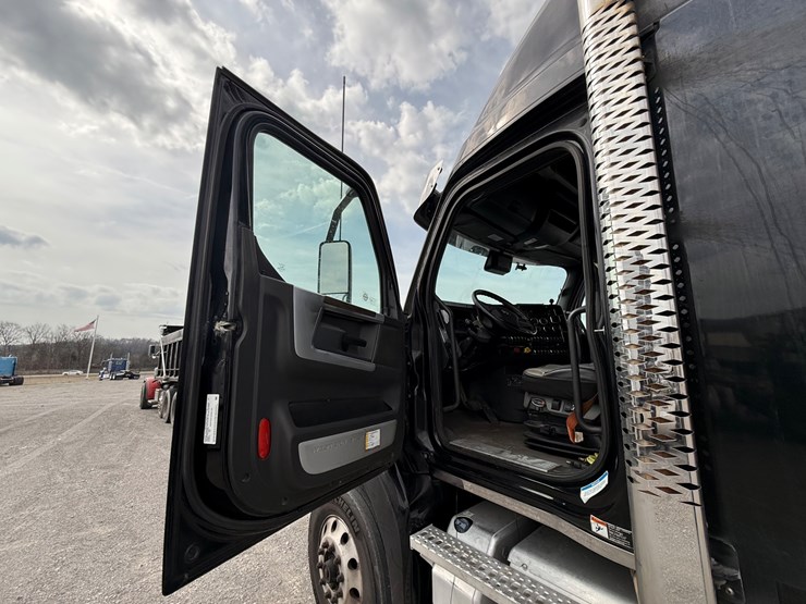 2022-western-star-49x-image-36