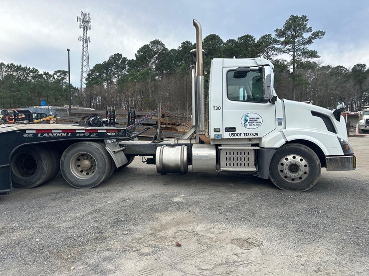 2017-volvo-vnl64-t/a-truck-tractor-image-3