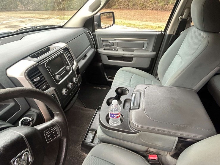 2016-ram-1500-slt-image-27