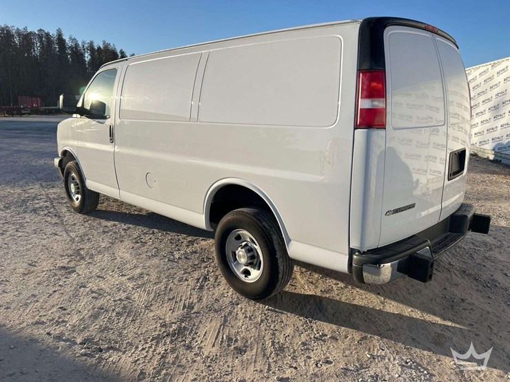 2023-chevrolet-express-2500-image-4