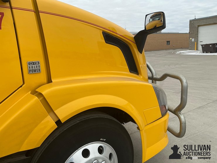 2017-volvo-vnl64t300-image-12