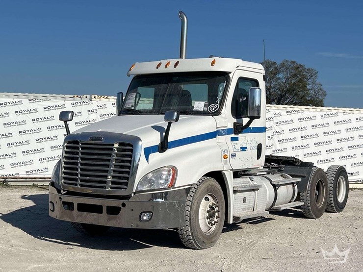 2013-freightliner-cascadia-125-image-1