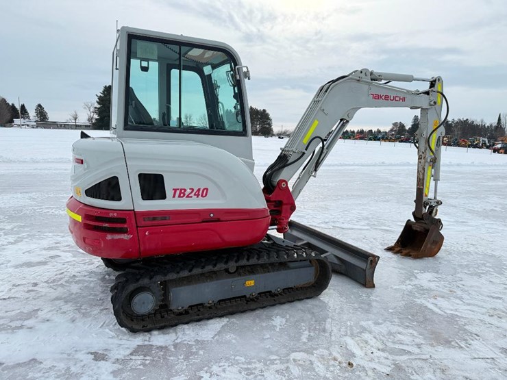 takeuchi-tb240-image-3