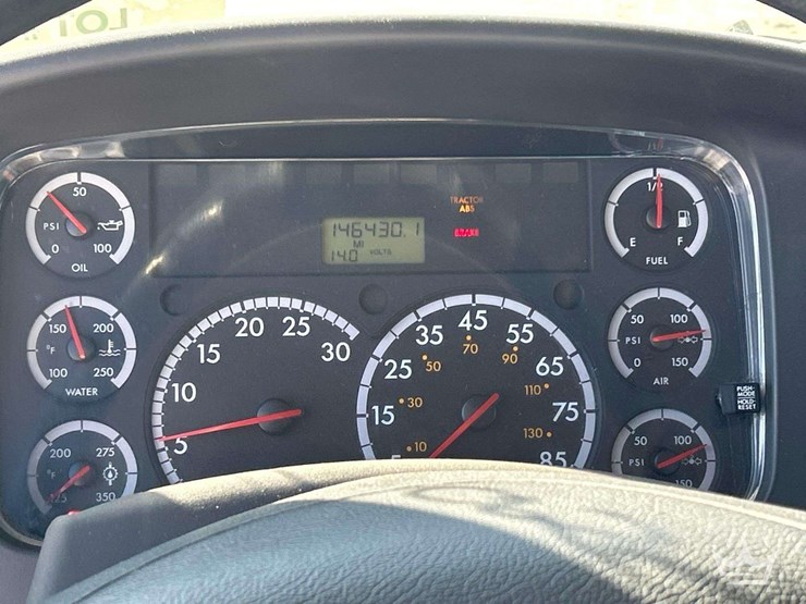 2017-freightliner-m2-106-image-12