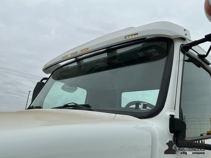 2012-volvo-vnl64t300-image-17