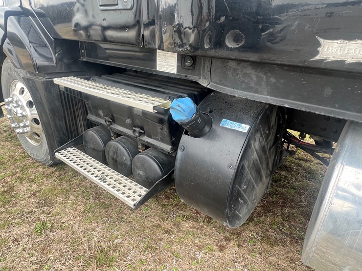 2012-volvo-vn-image-23