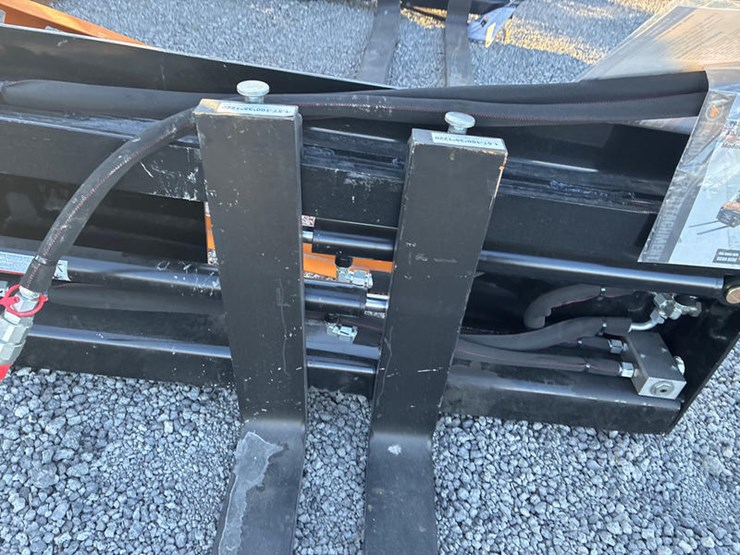 #115410-•-skidsteer-pallet-forks-hyd-adj-image-4