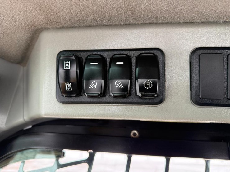 2022-caterpillar-246d3-image-36