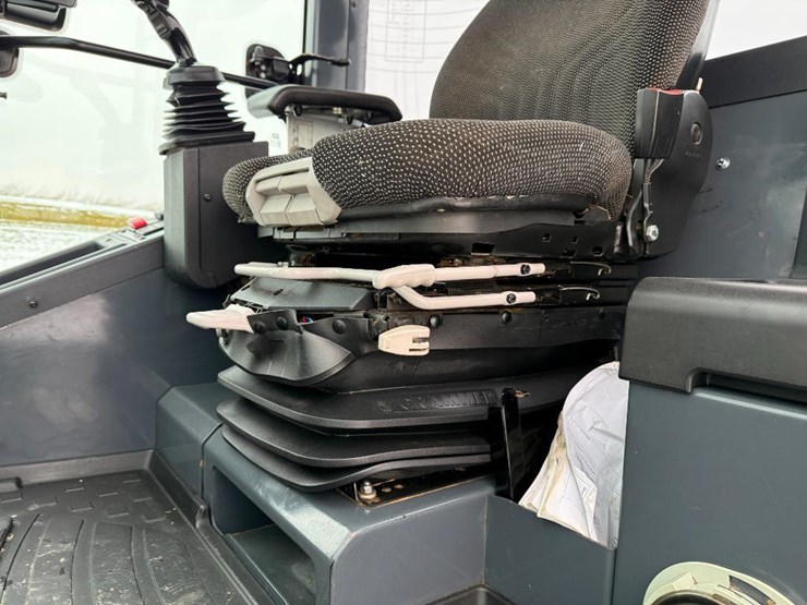 2019-deere-244l-image-54