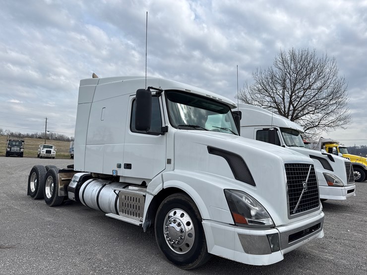#30941-•-2010-volvo-vnl-tandem-axle-truck-tractor-image-2