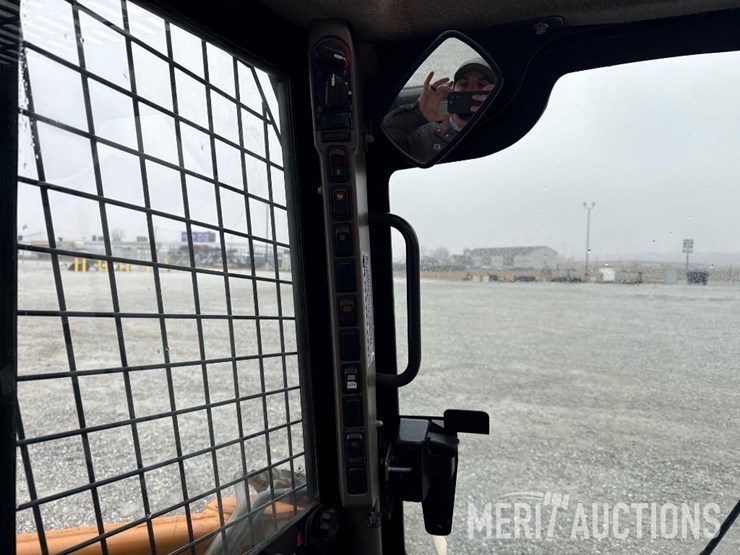 2012-case-sv300-image-30