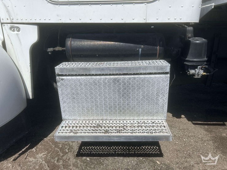 2005-peterbilt-357-image-30