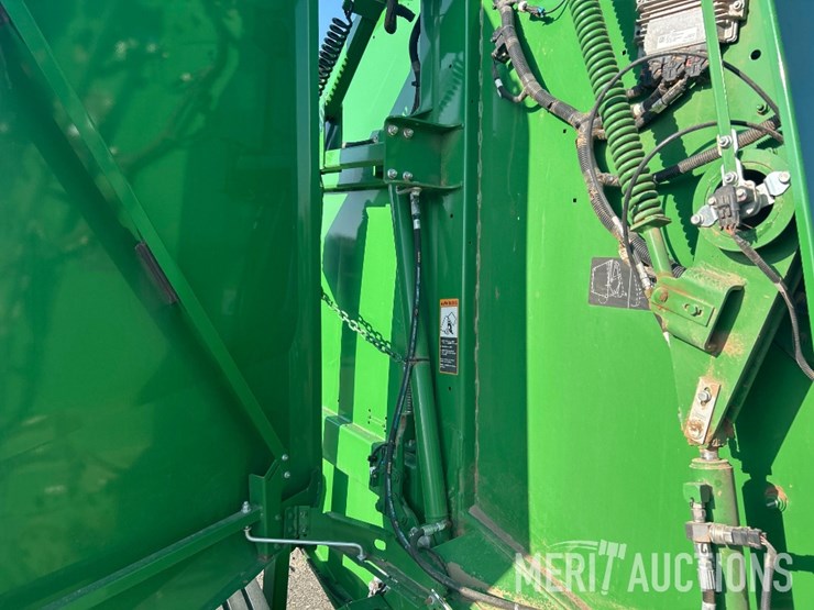 john-deere-561m-image-38