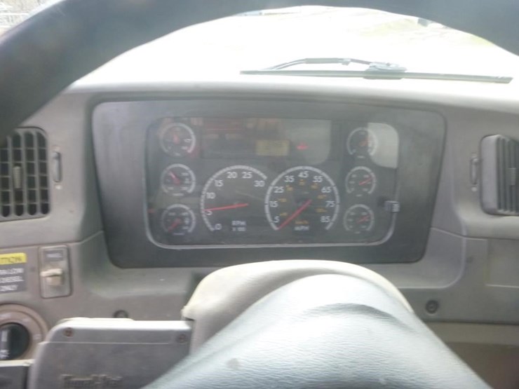 2008-sterling-lt9500-image-17