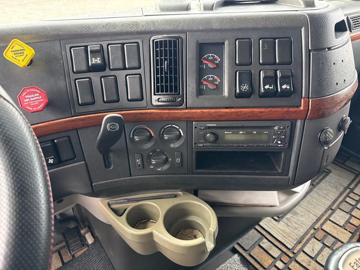 #30941-•-2010-volvo-vnl-tandem-axle-truck-tractor-image-34