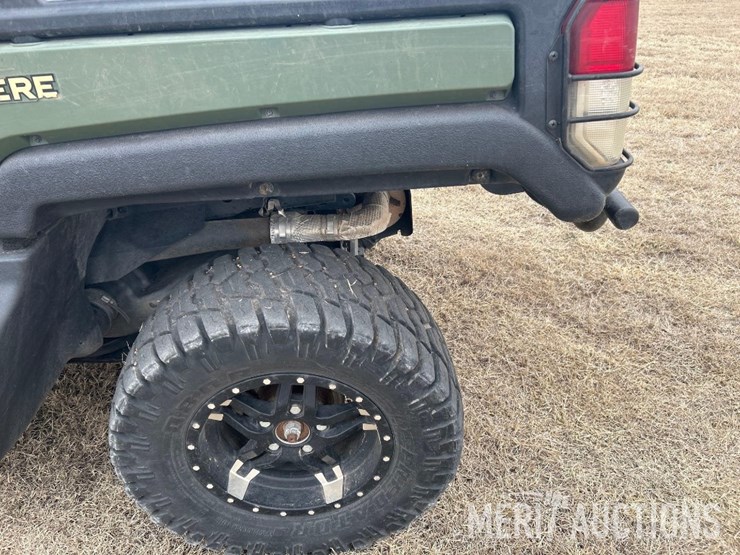 2021-john-deere-gator-image-18