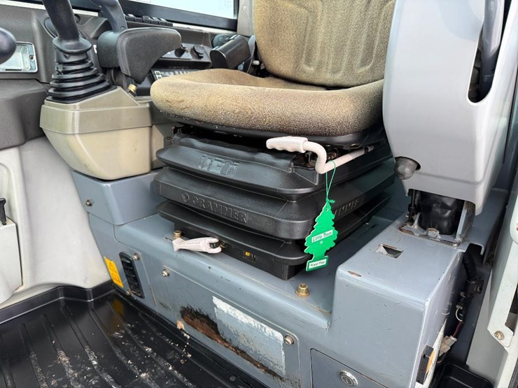 takeuchi-tb240-image-53