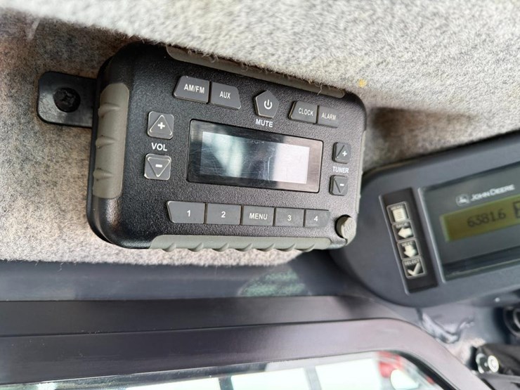 2018-deere-318g-image-33