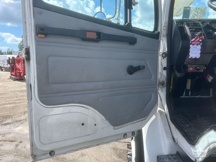 1999-freightliner-fl80-image-7