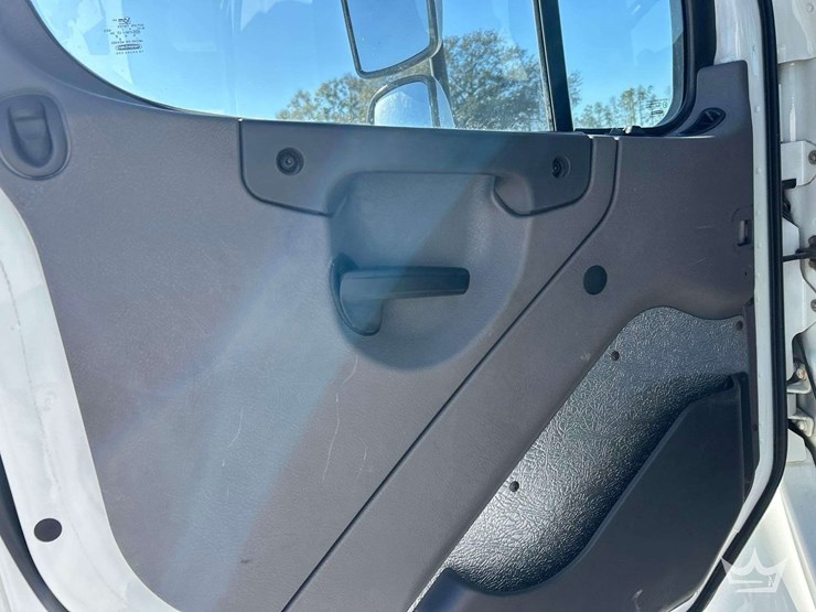 2017-freightliner-m2-106-image-9