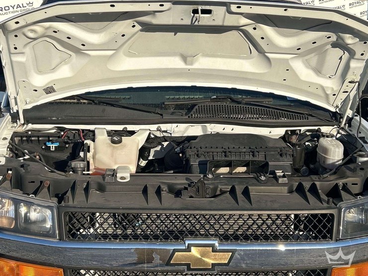 2023-chevrolet-express-2500-image-10