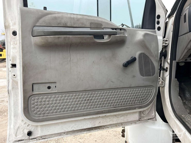 2001-ford-f650-image-12