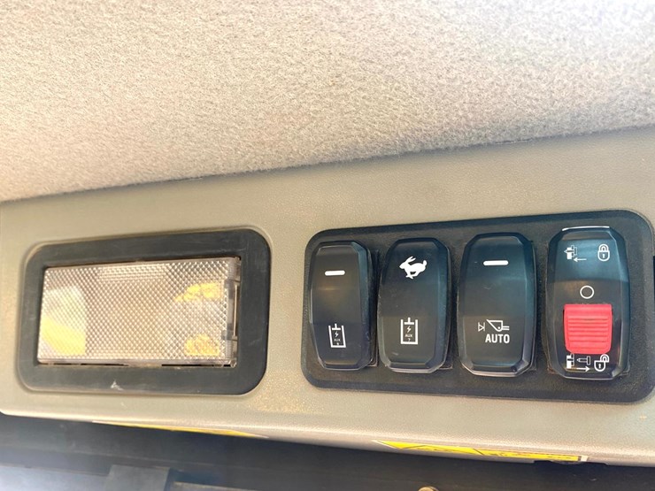 2023-caterpillar-249d3-image-21