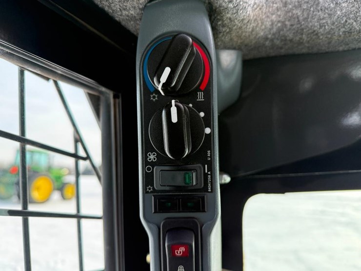 new-holland-l218-image-37