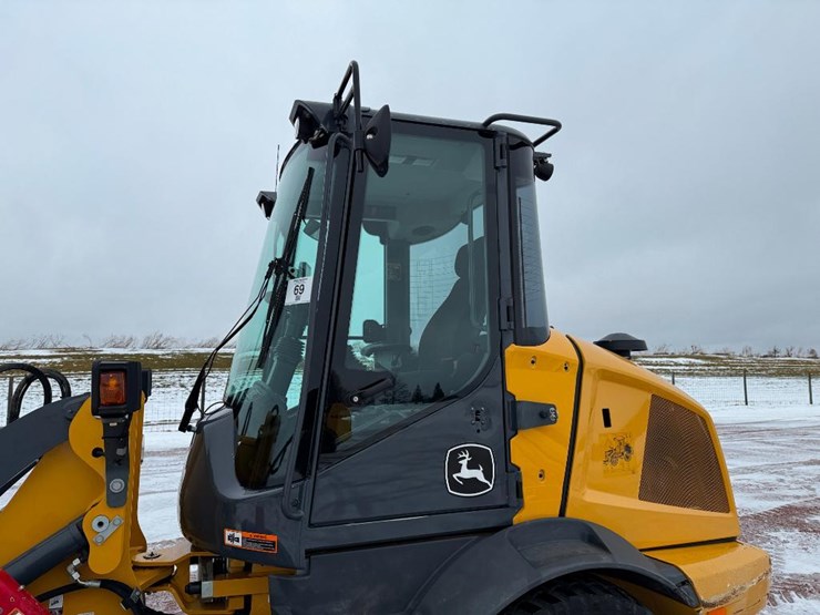 2019-deere-244l-image-21