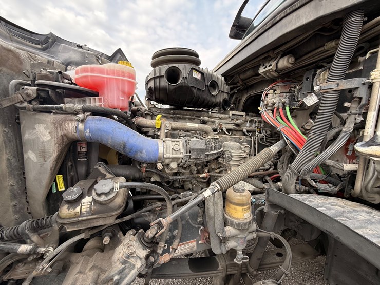 2022-western-star-49x-image-9